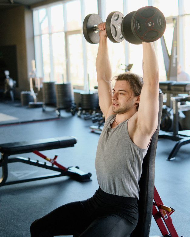 a guy doing weights at the gym